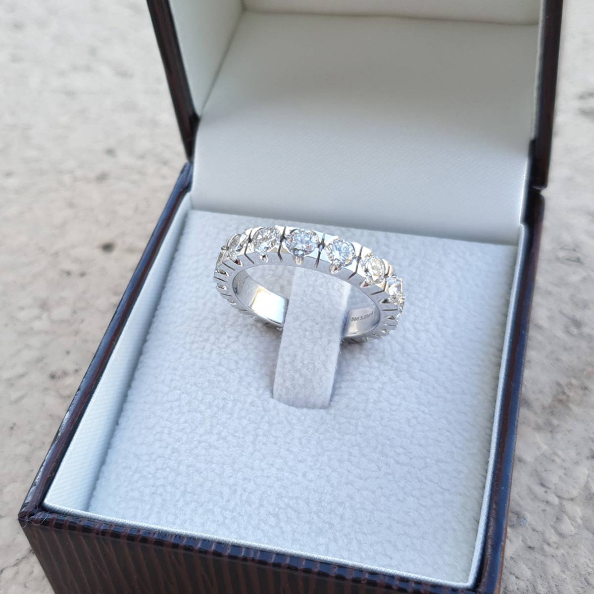 Damen Ring Memoire Weissgold 585 mit ca. 16 Brillanten über 3 Karat