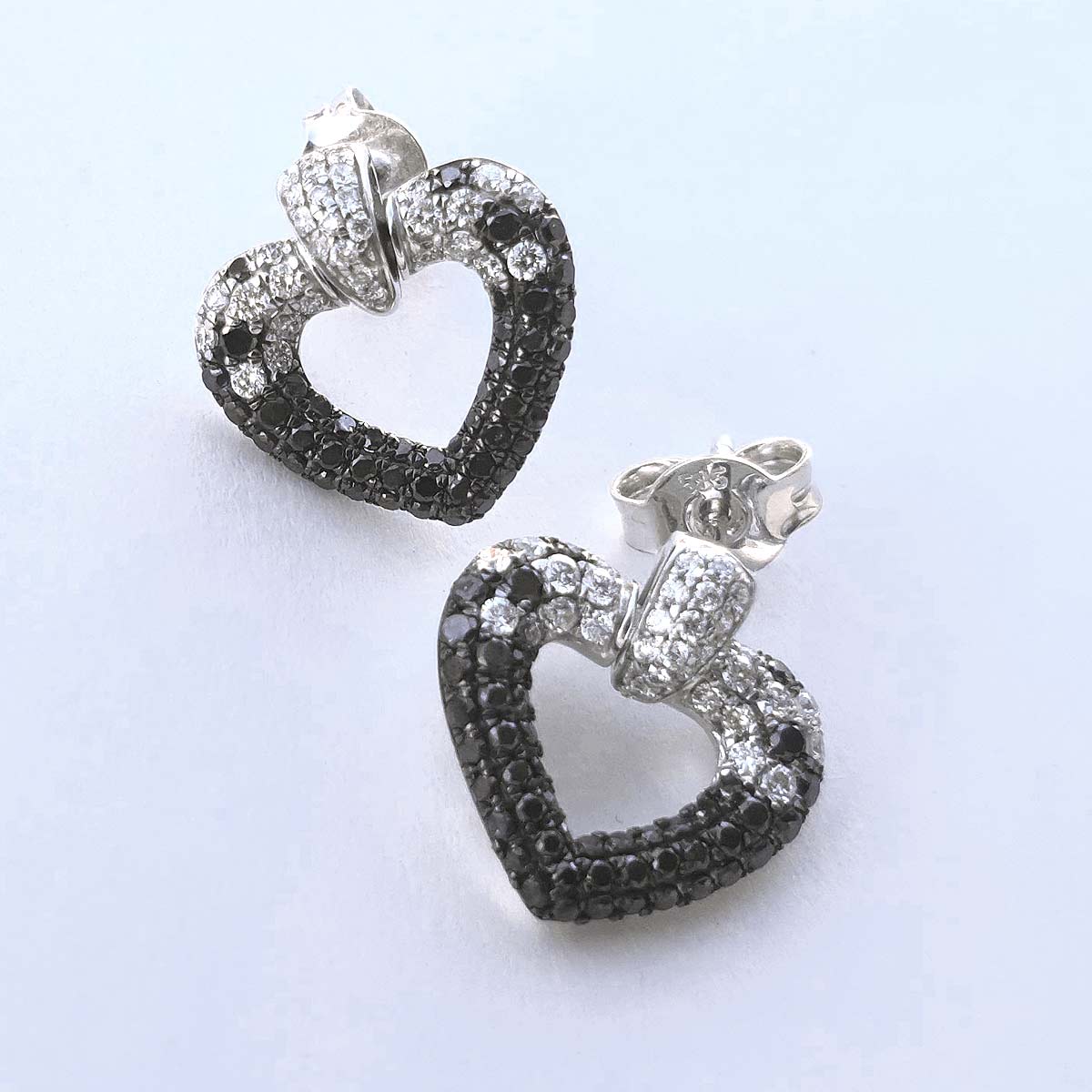 Paar Ohrstecker Herzen 585 Weißgold 160 Brillanten weiss und schwarz 1.04 ct.