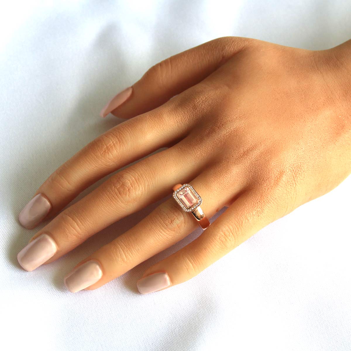 Damenring 585 Roségold 1 Morganit, 29 Brillanten 0,11 ct.